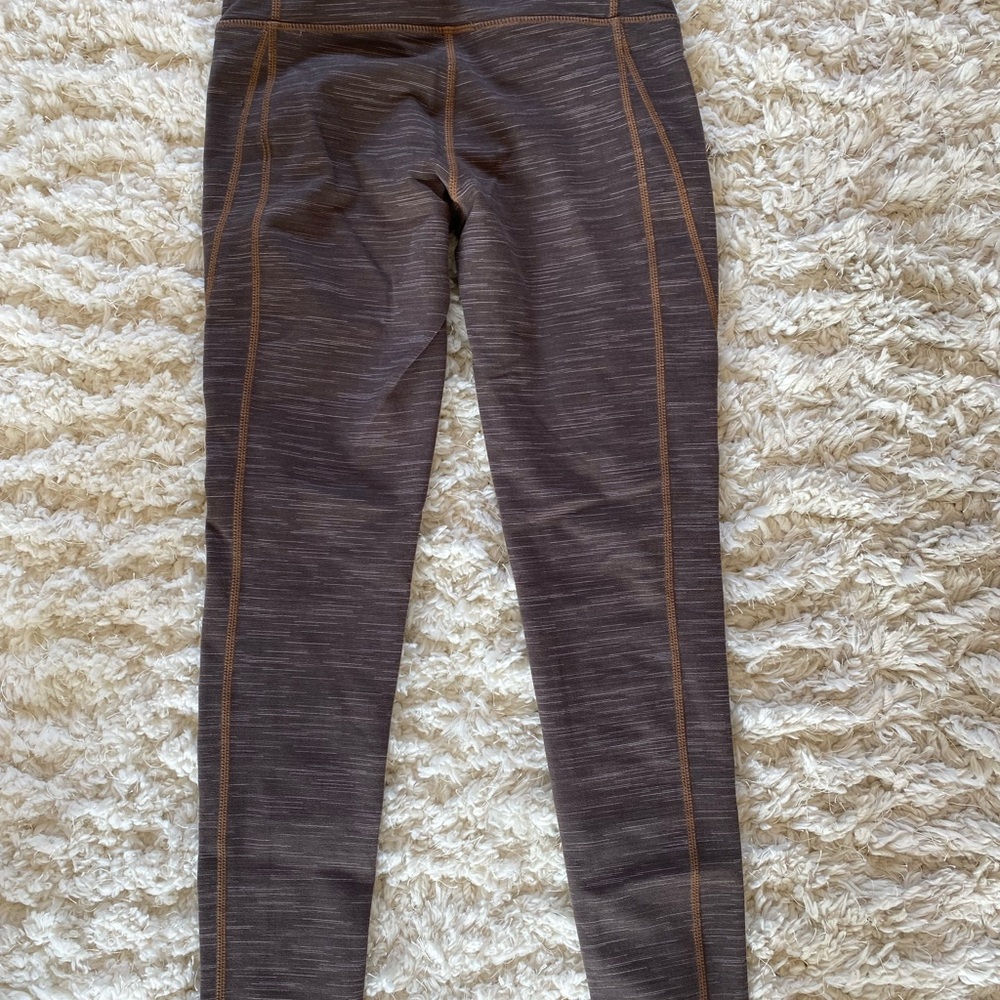 Athleta Gray 7/8 Leggings with Subtle White Pattern XS